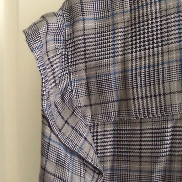 💙Treasure&Bond Tailored button down shoulder ruffle plaid cuff sleeved blouse. - Picture 6 of 12